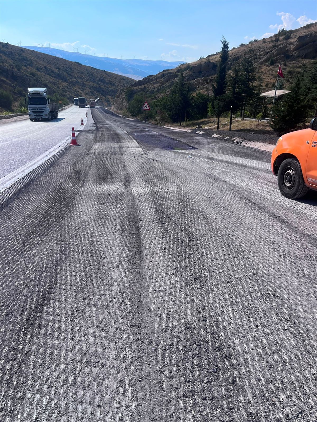 Afyonkarahisar’da Yola Dökülen Boya Kazıma ile Temizlendi