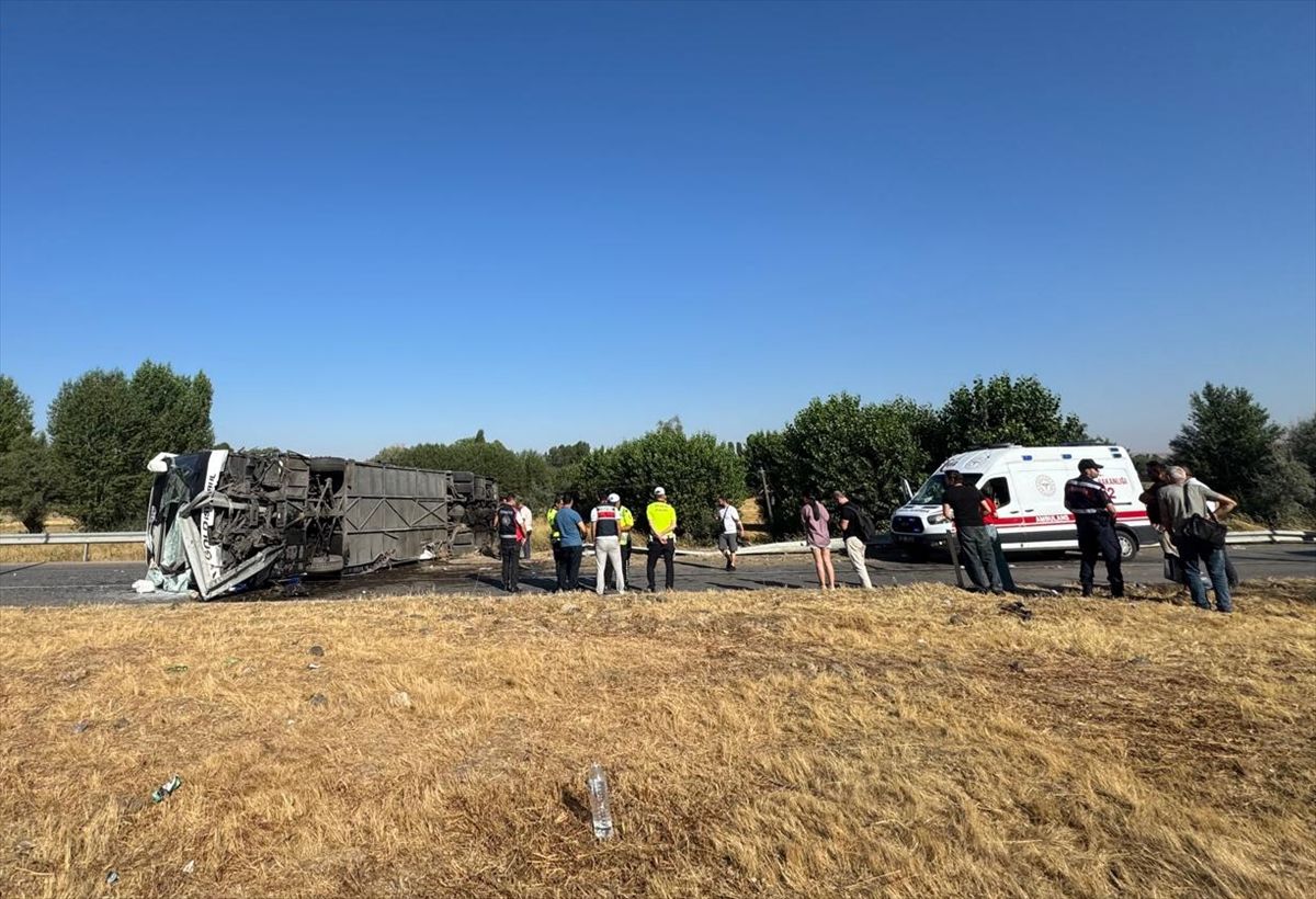 Afyonkarahisar'da Otobüs Devrildi: 22 Yaralı