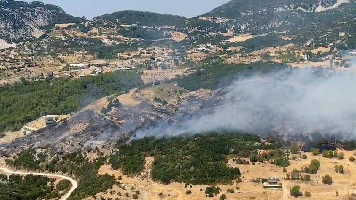 Kaş'ta Orman Yangını: Ekipler Havadan ve Karadan Müdahale Ediyor