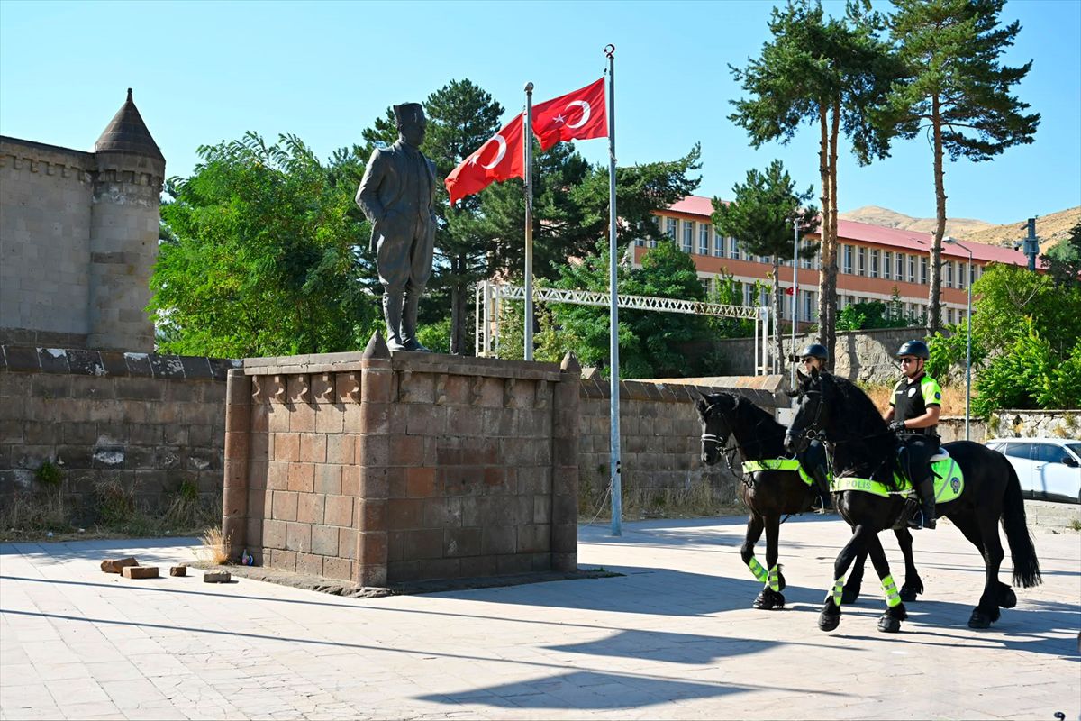 Atlı Polis Birliği Malazgirt Kutlamaları İçin Bitlis'te