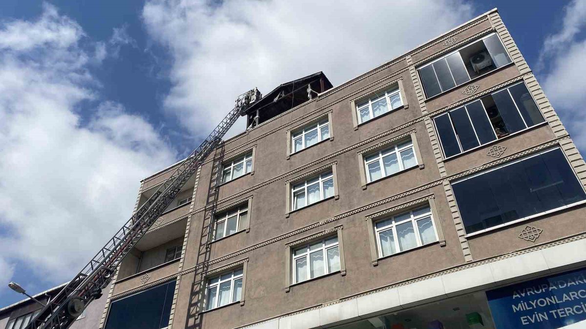 Bayrampaşa'da Çatı Yangını Korkuttu