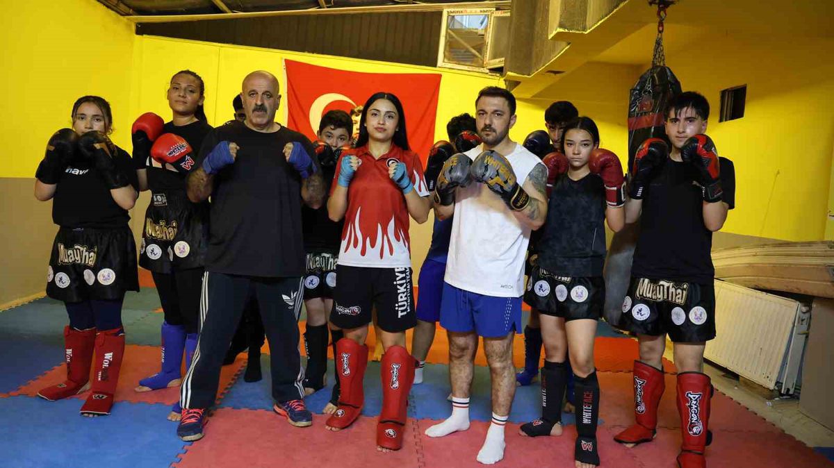 57 yaşındaki antrenör Osman Çevik, genç sporcular yetiştirmeye devam ediyor