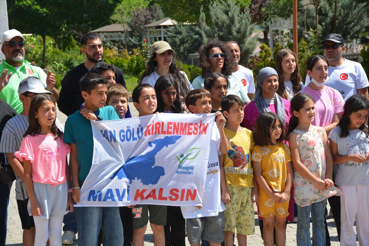 Van Gölü Kıyısında Çocuklarla Çevre Temizliği