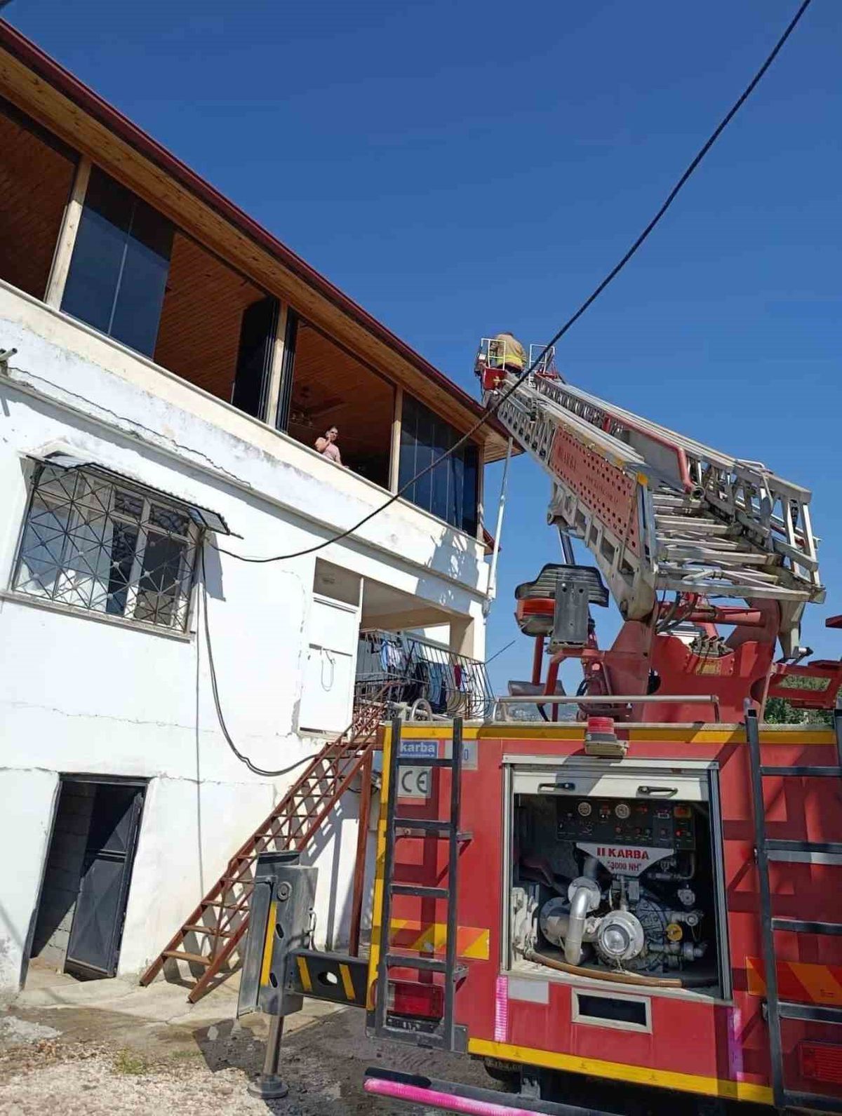 Defne'de çatı yangını kontrol altına alındı