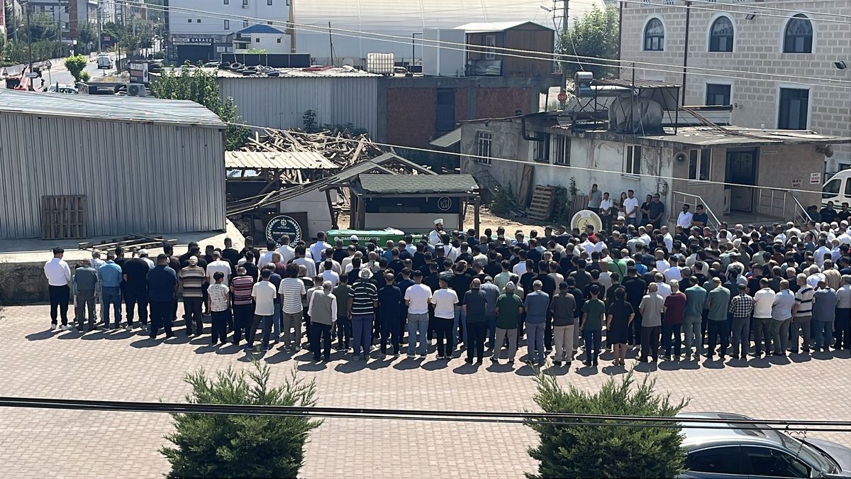 Darıca'da Denizde Bulunan Üç Kardeş Son Yolculuğuna Uğurlandı