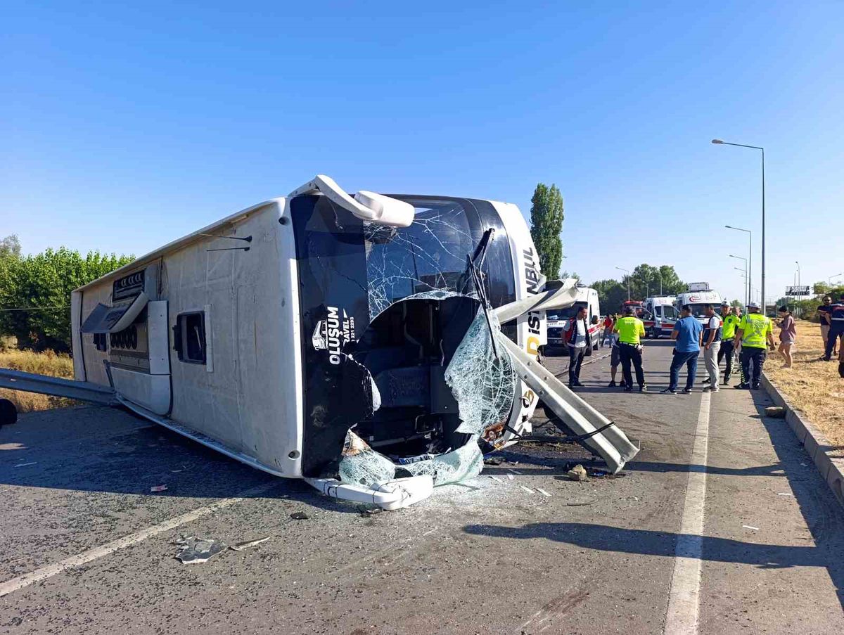 Afyonkarahisar'da Otobüs Devrildi: 22 Yaralı