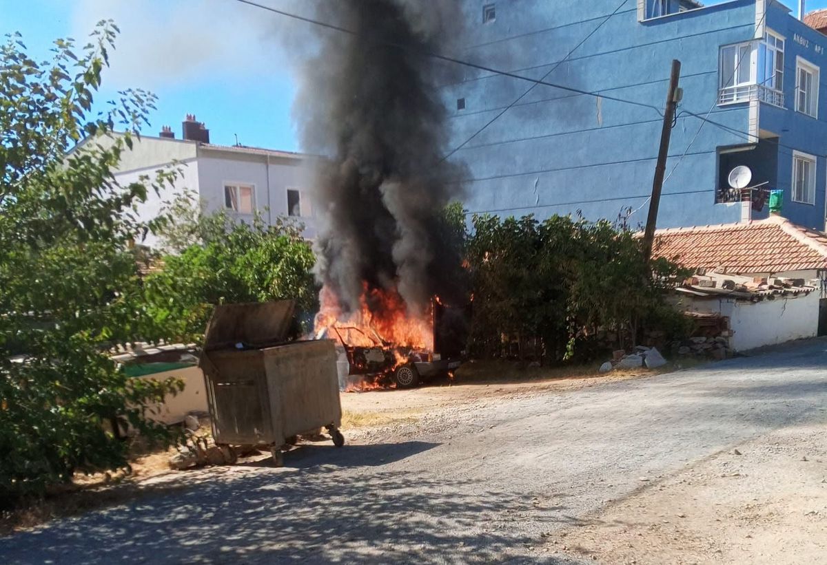 Uzunköprü'de Park Halindeki Otomobil Küle Döndü