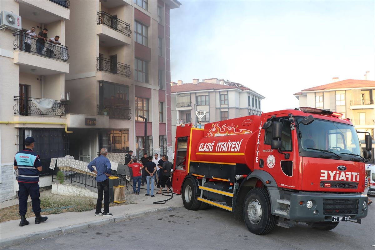 Elazığ'da yangın: 12 kişi dumandan etkilendi