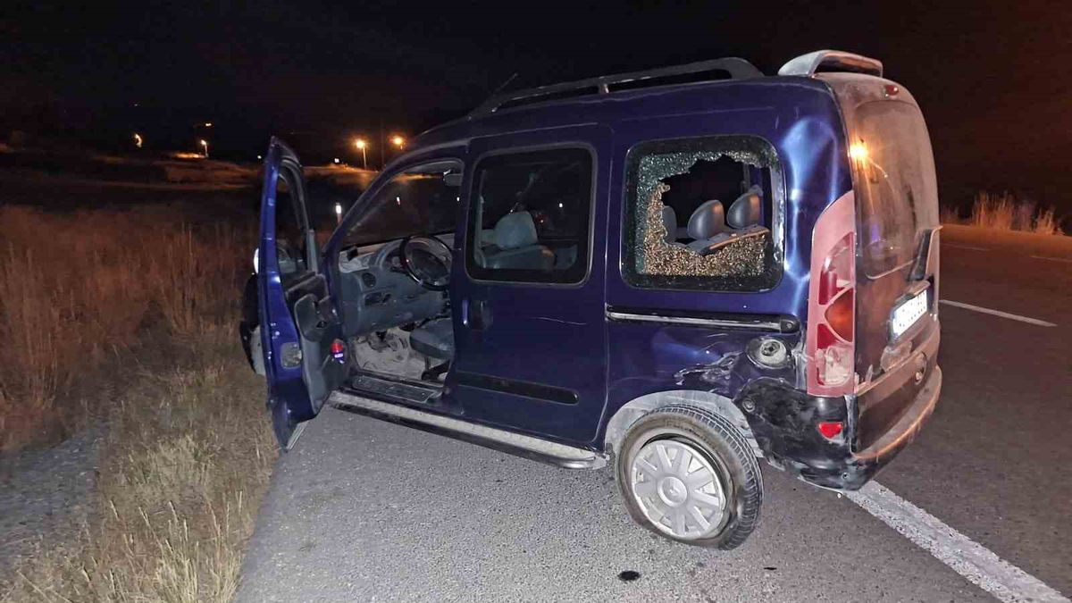 Motosiklet hafif ticari araca arkadan çarptı: 1 yaralı