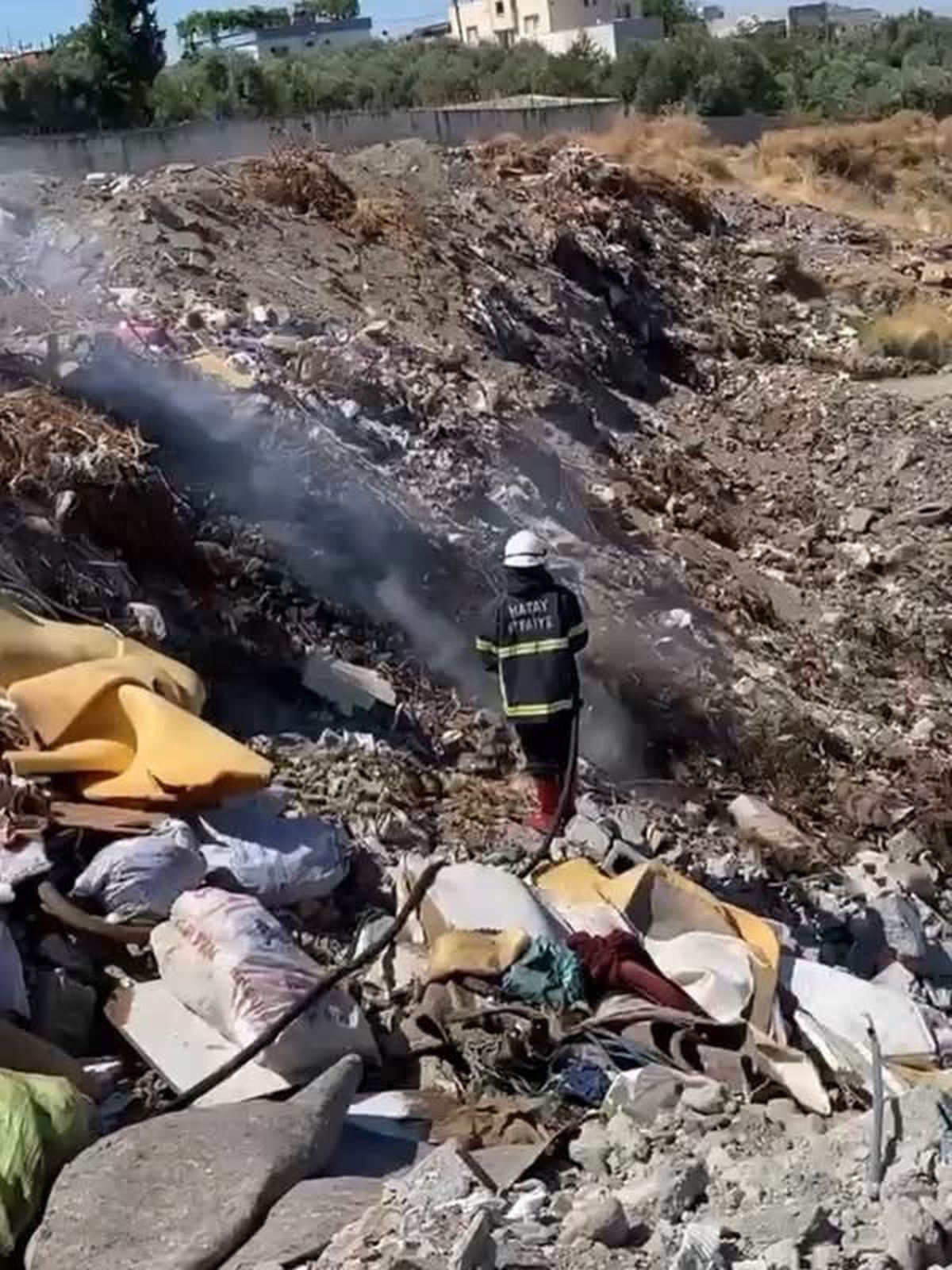 Erzin'de çöplük yangını kontrol altına alındı