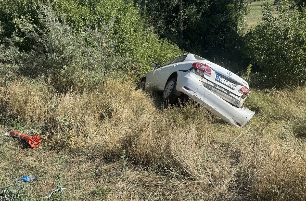 Oltu'da şarampole devrilen otomobilde 5 yaralı