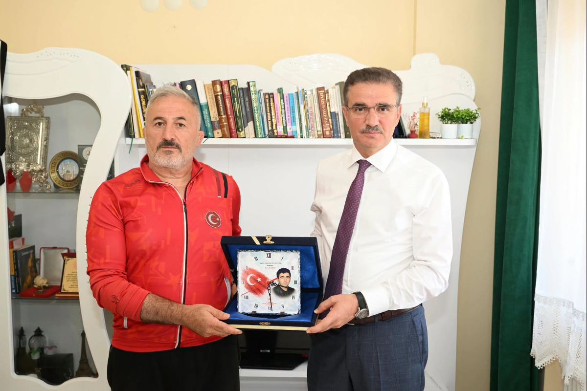 Erzurum Valisi Baruş, Şehit Ailesi ve Gazi'yi Evlerinde Ziyaret Etti