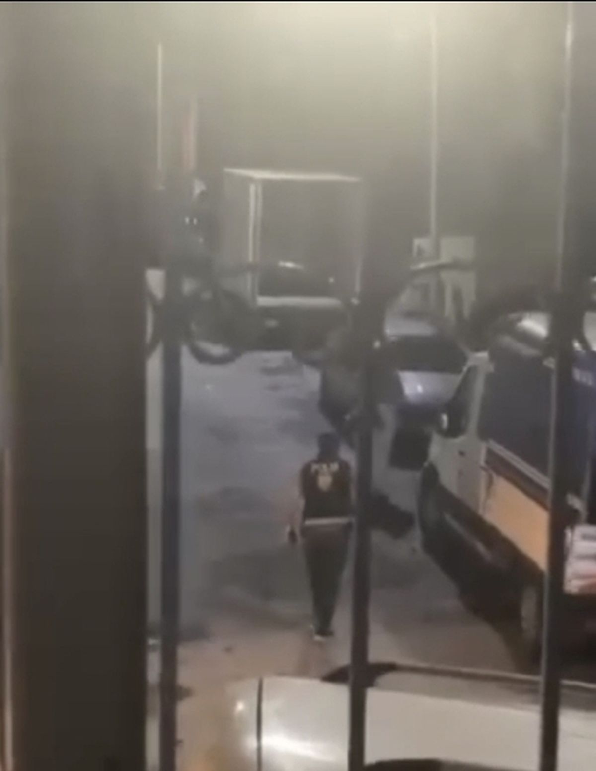 Parkta bıçaklı kız krizi: Polis ikna etti