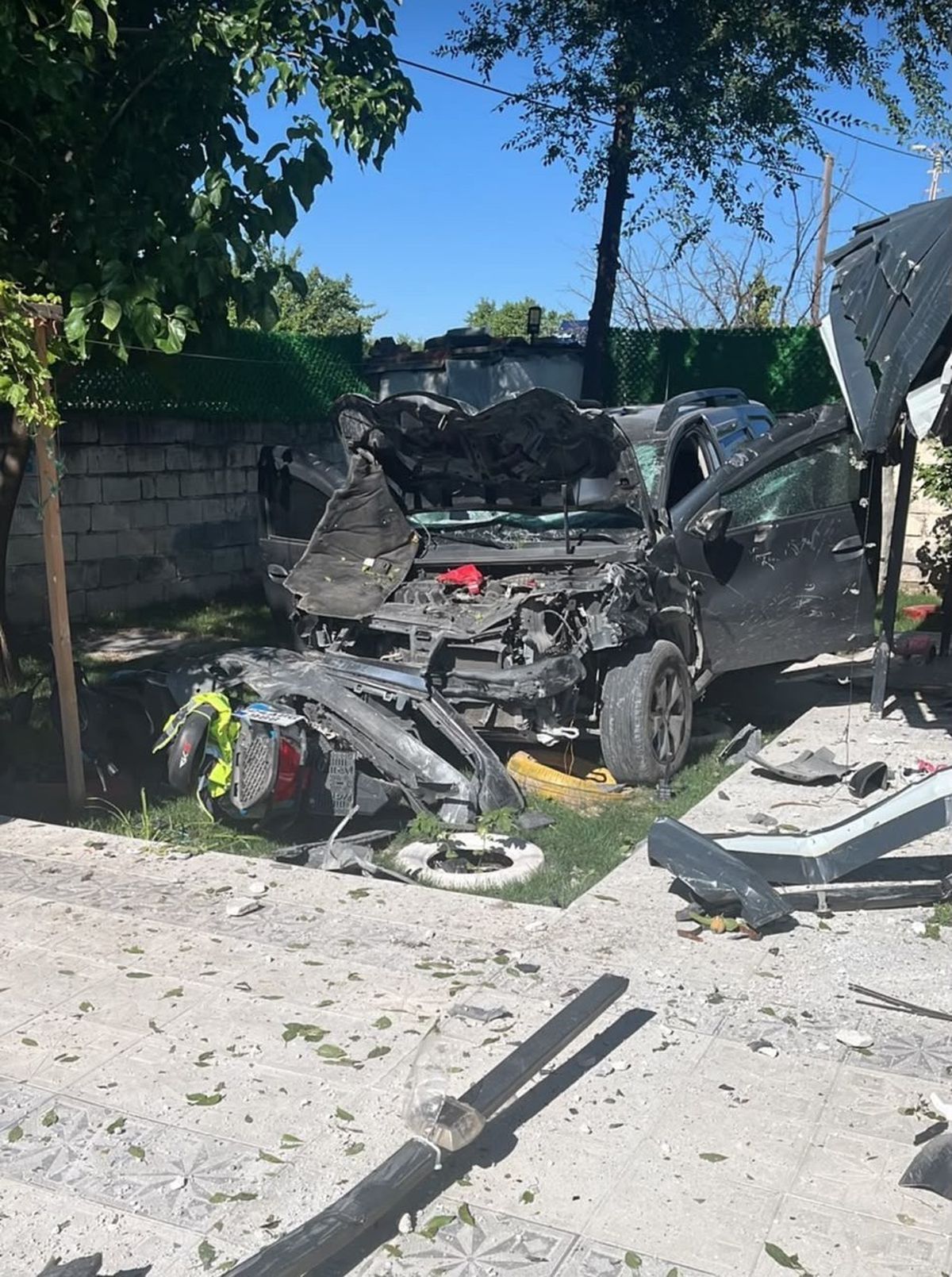 Erzincan'da Otomobil Evin Bahçesine Uçtu