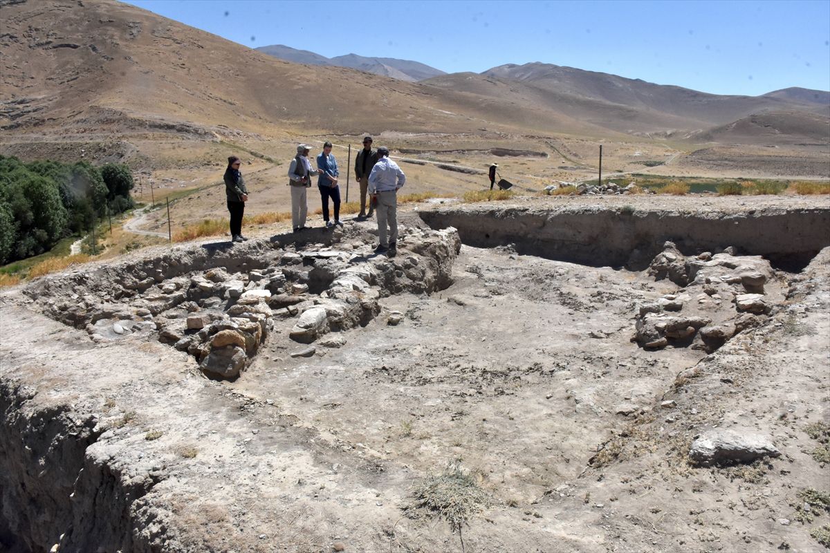 Kaymakam Keser, İremir Höyüğü kazılarını inceledi