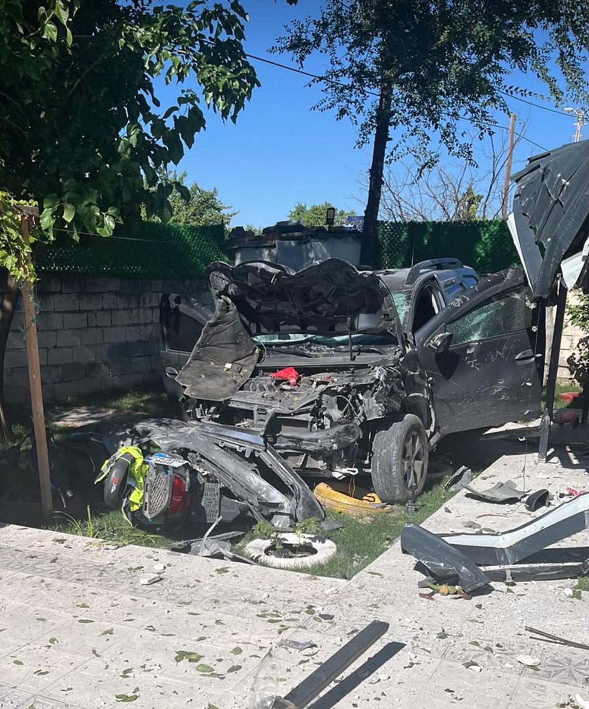 Erzincan'da Hafif Ticari Araç Evin Bahçesine Uçtu: Kaza Anı Kamerada