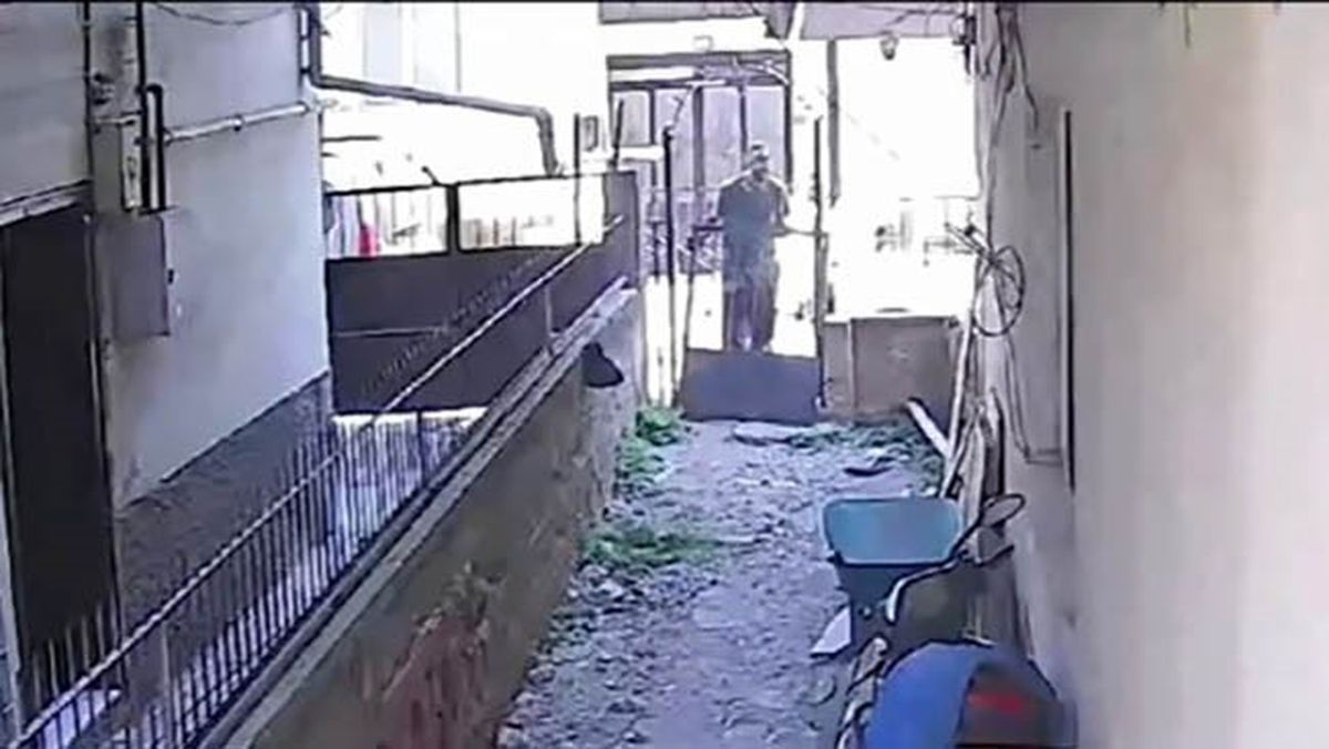 Hurdacının Güpegündüz Kapı Hırsızlığı Kamerada
