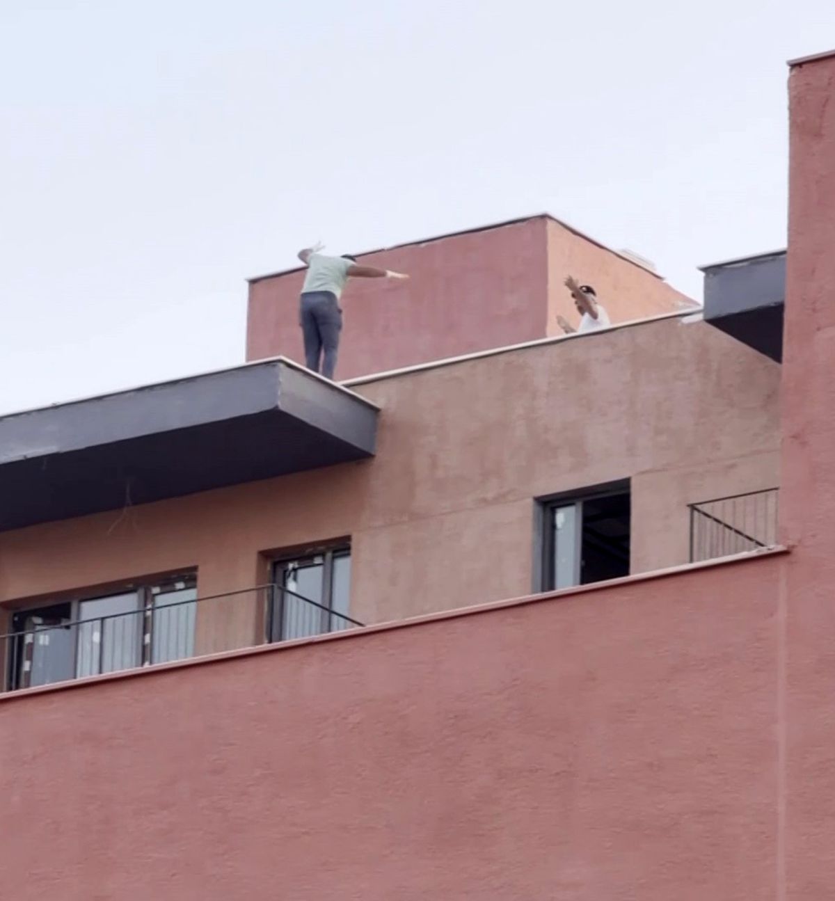 Hatay'da inşaat işçilerinden terasta oyun havası keyfi