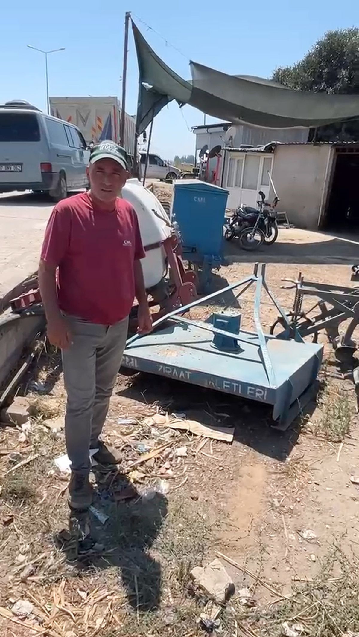 Serik'te Kontrolden Çıkan Otomobil Tarım Aletleri Satılan İş Yerine Girdi