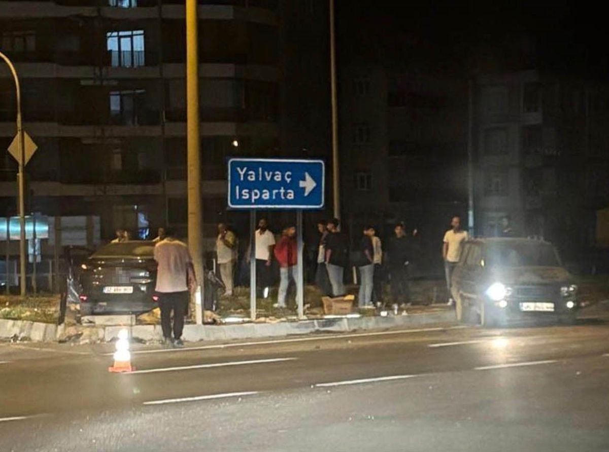 Isparta'da kavşak kazası: 3 yaralı