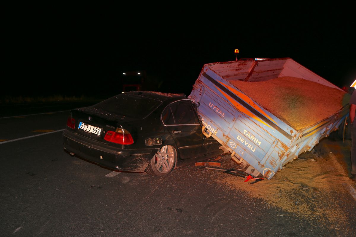 Kars'ta traktör römorkuna çarpan otomobilde 3 ağır yaralı