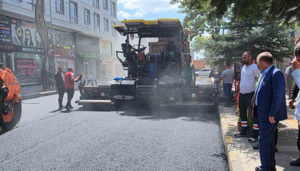 Kars'ta Faikbey Caddesi'ne Sıcak Asfalt