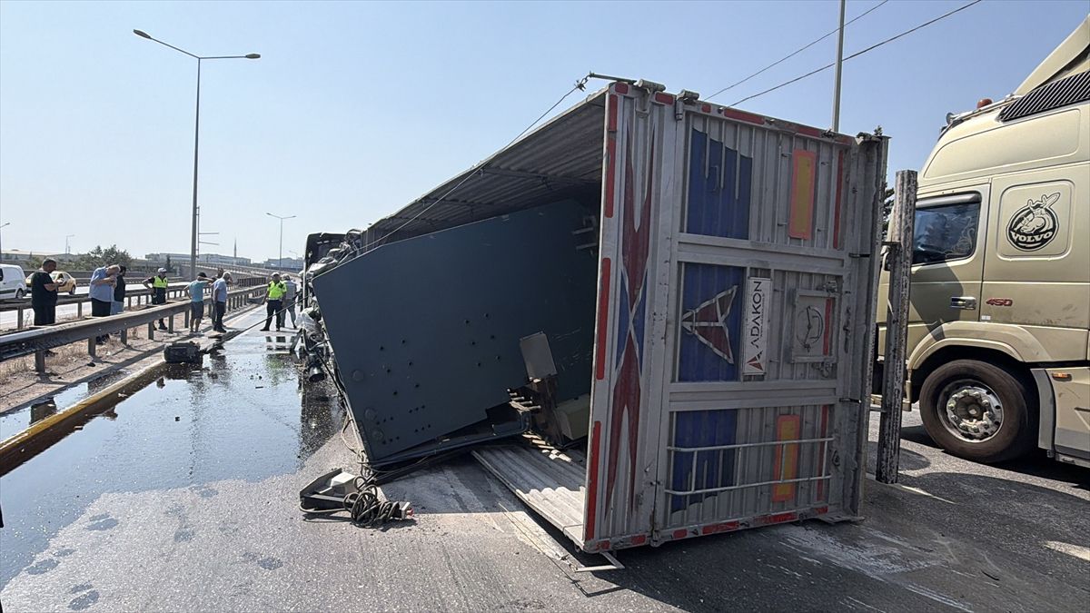 Gebze'de Tır Devrildi: Sürücü Yaralandı