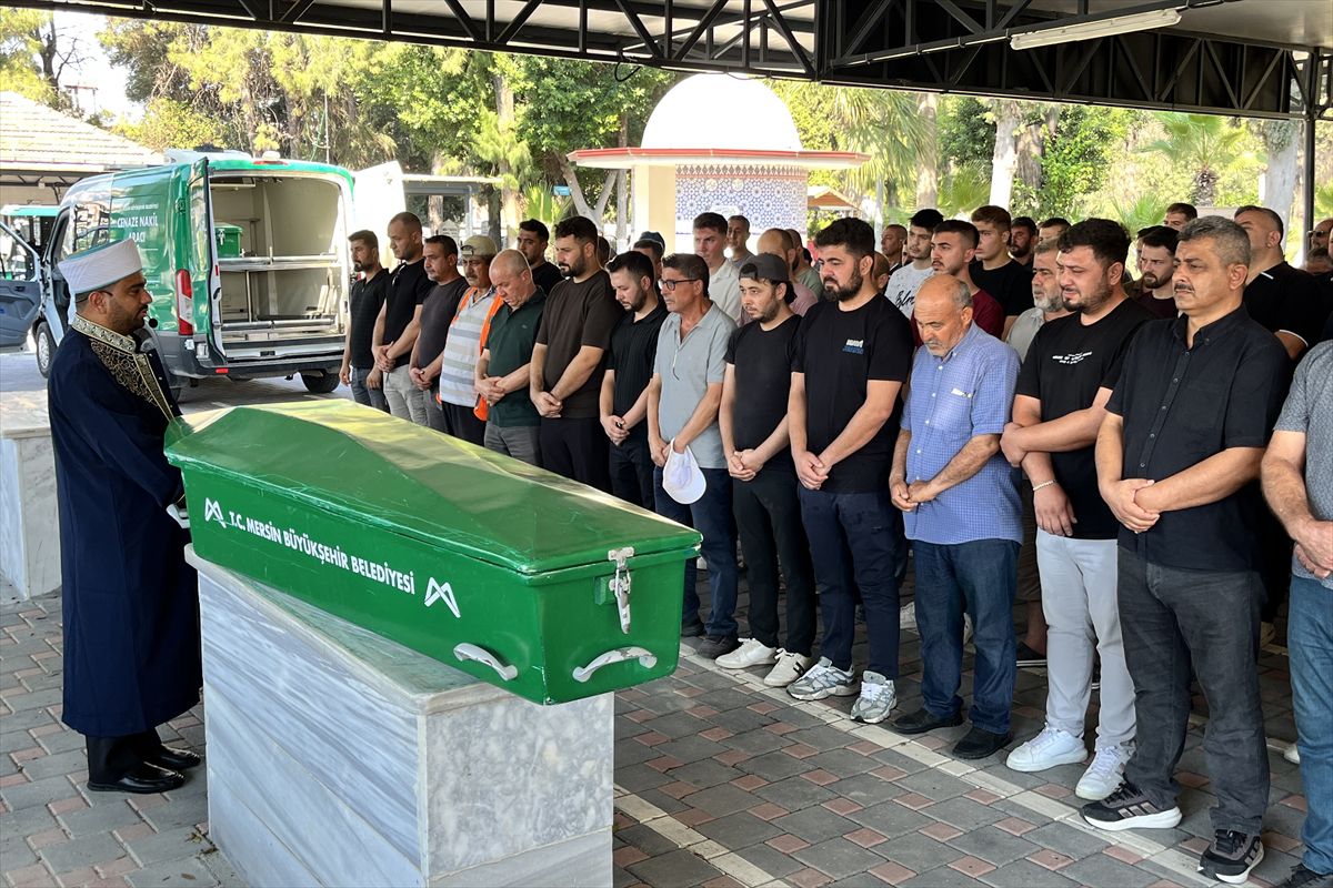 Tarsus'ta Kanalda Boğulan Öğretmen Toprağa Verildi