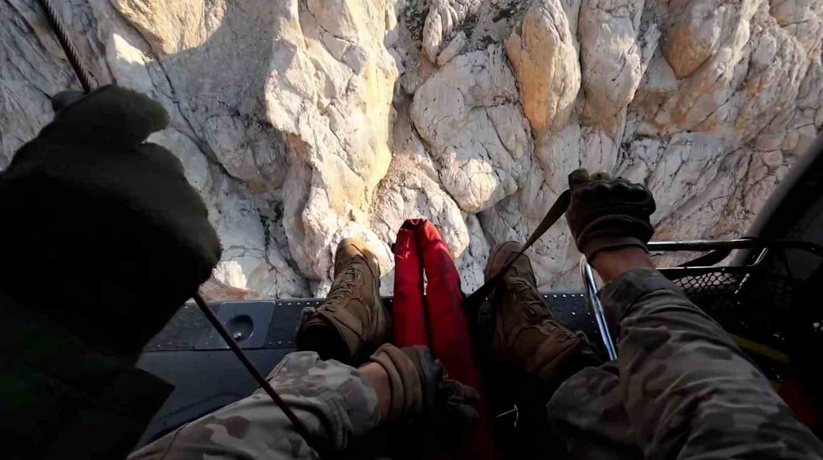 Aladağlar'da Yaralı İngiliz Dağcı Helikopterle Kurtarıldı