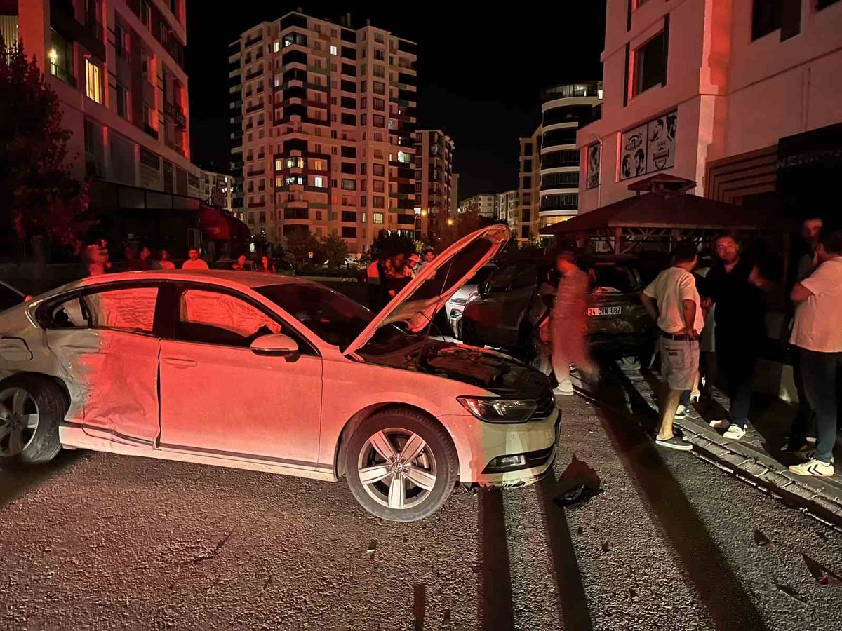 Niğde'de Zincirleme Trafik Kazası: 5 Otomobil ve Motosiklet Hasar Gördü