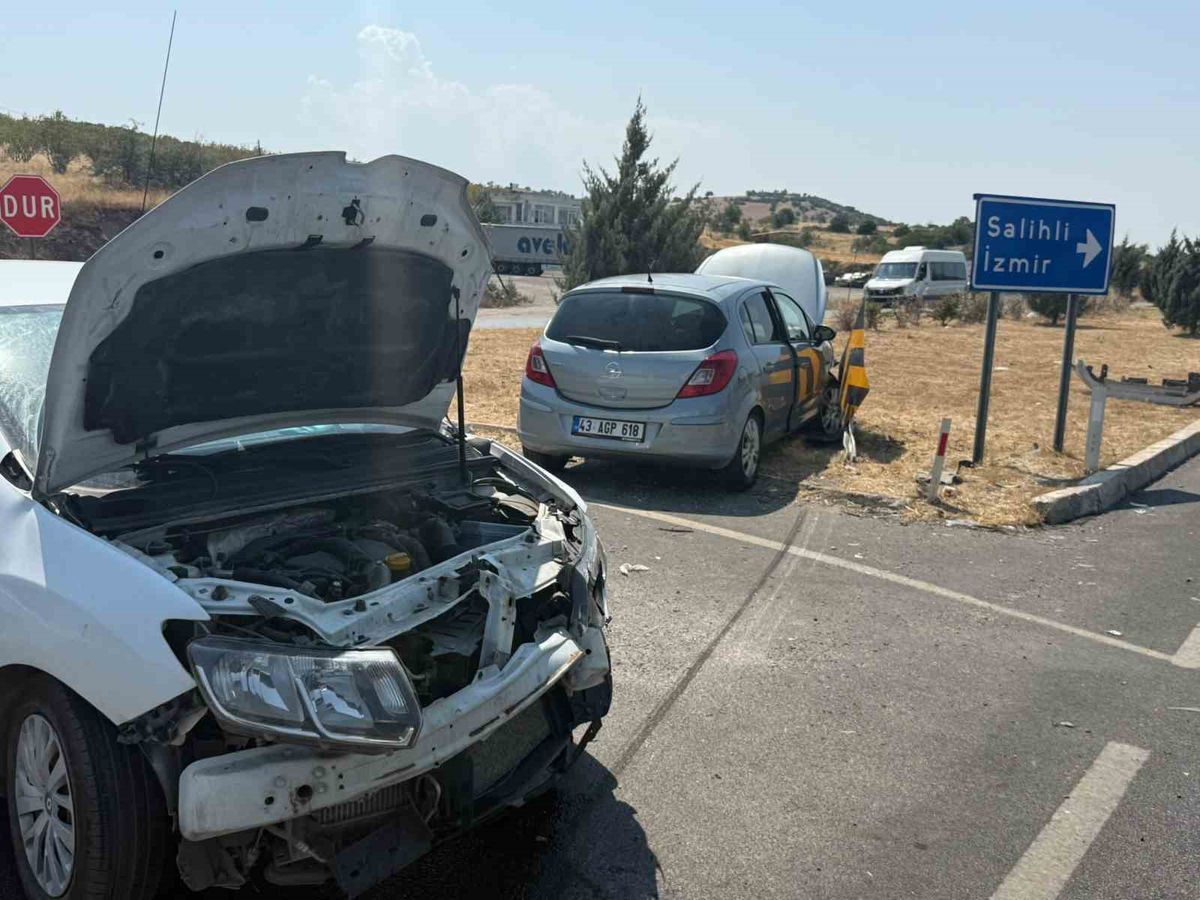 Kula'da kavşakta feci kaza: 1 yaralı