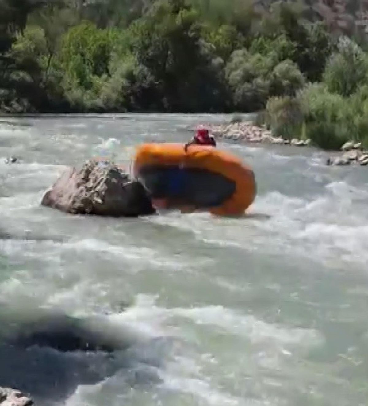 Çoruh Nehri'nde rafting heyecanı: Bot devrildi, sporcular son anda kurtuldu