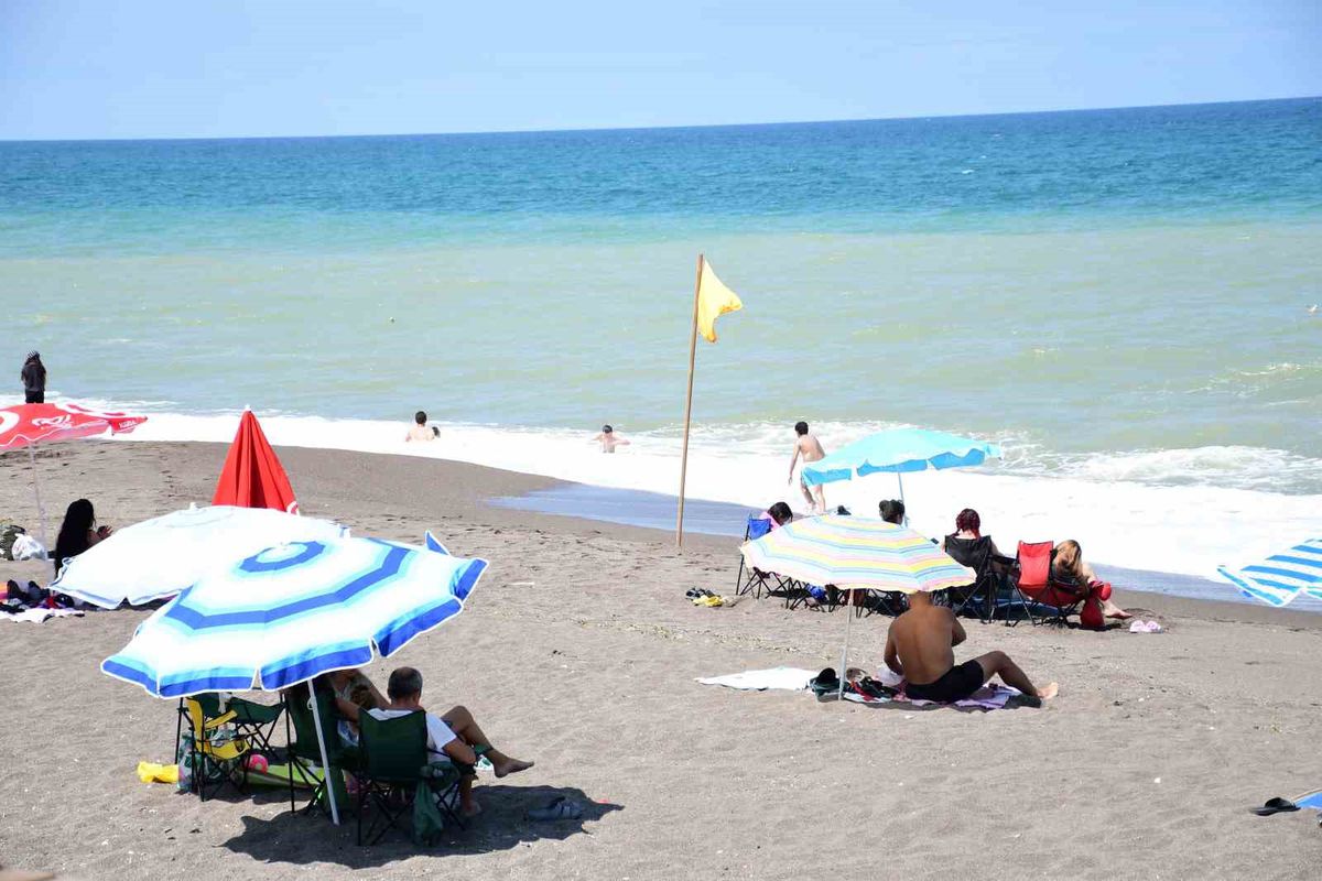 Akçakoca'da sıcak hava sahile akın ettirdi