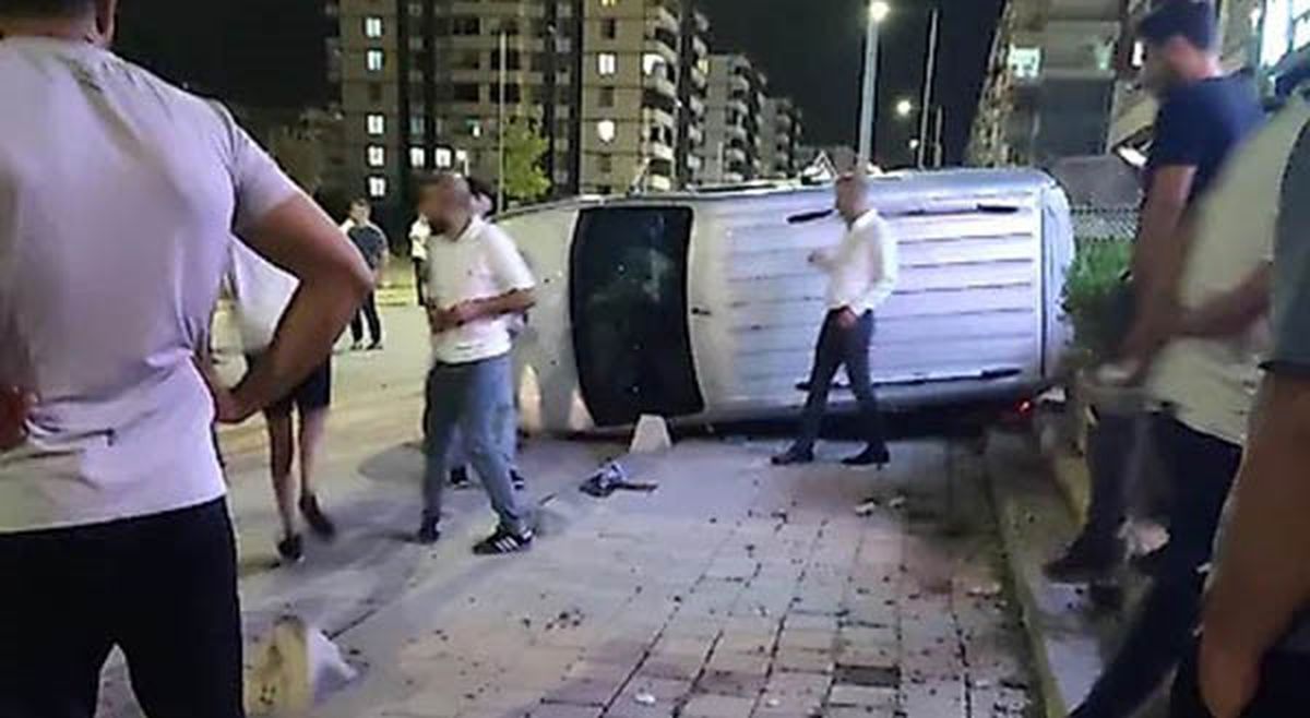 Siirt'te Kontrolden Çıkan Araç Kaldırıma Çıktı: 1 Yaralı