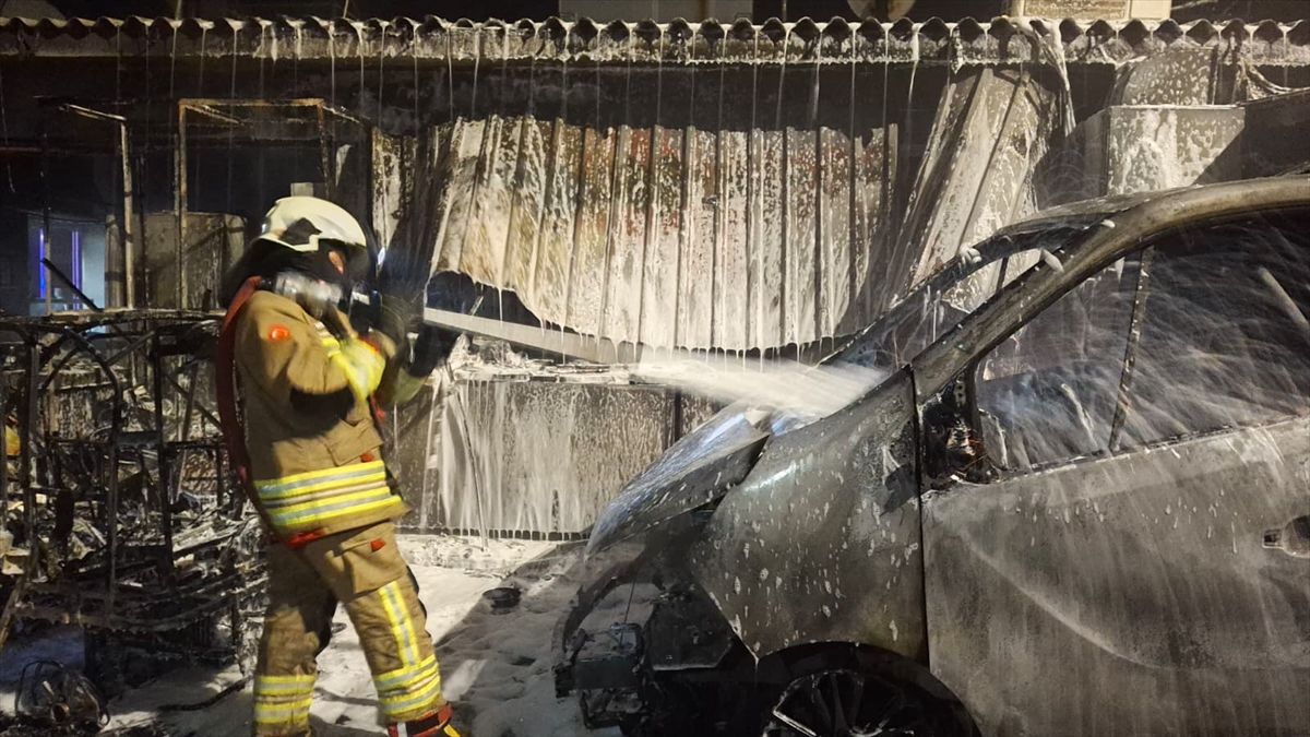 Sinop'ta Yangın: 2 Araç Kullanılamaz Hale Geldi, İş Yeri Hasar Gördü