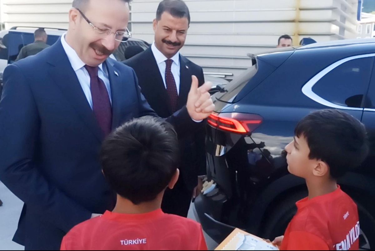 Vali Yamlı'dan Çocuklara Esprili Cevap: 'Parmağını Şaklat Gelir'