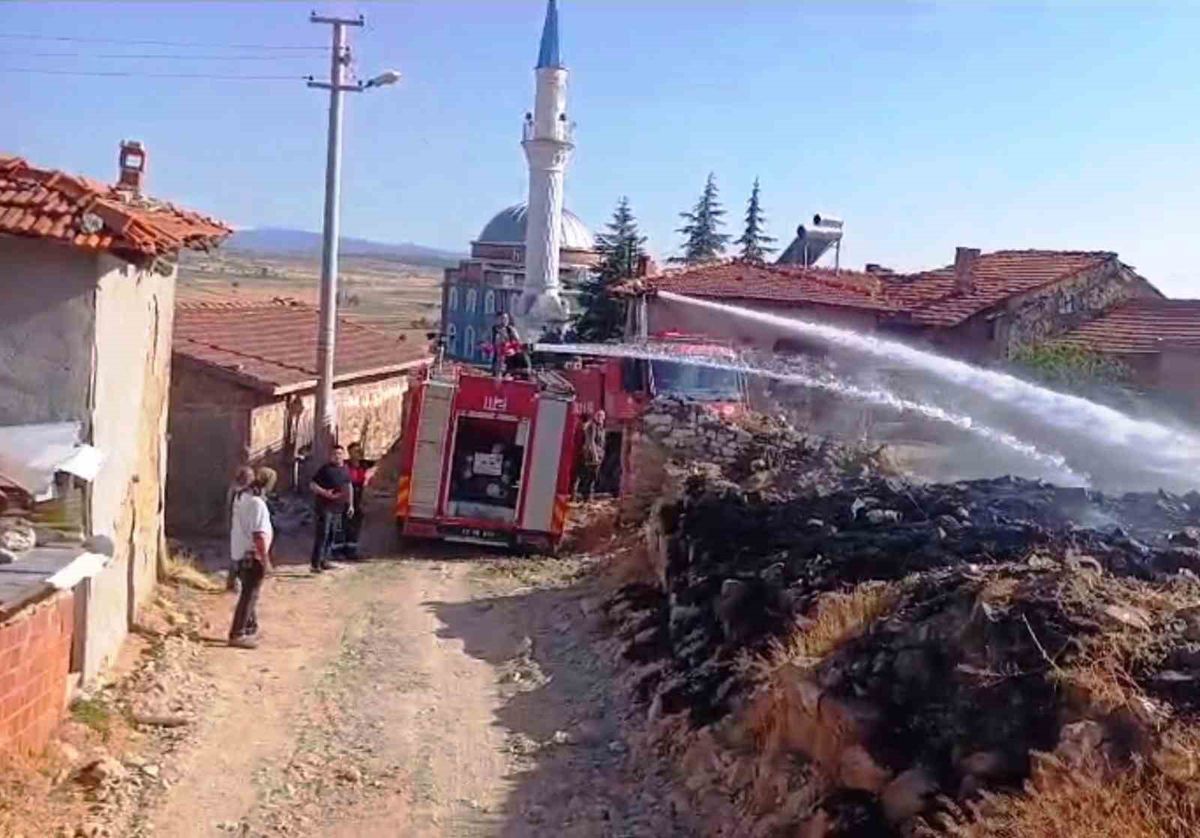 Tavşanlı'da otluk yangını evlere sıçramadan söndürüldü