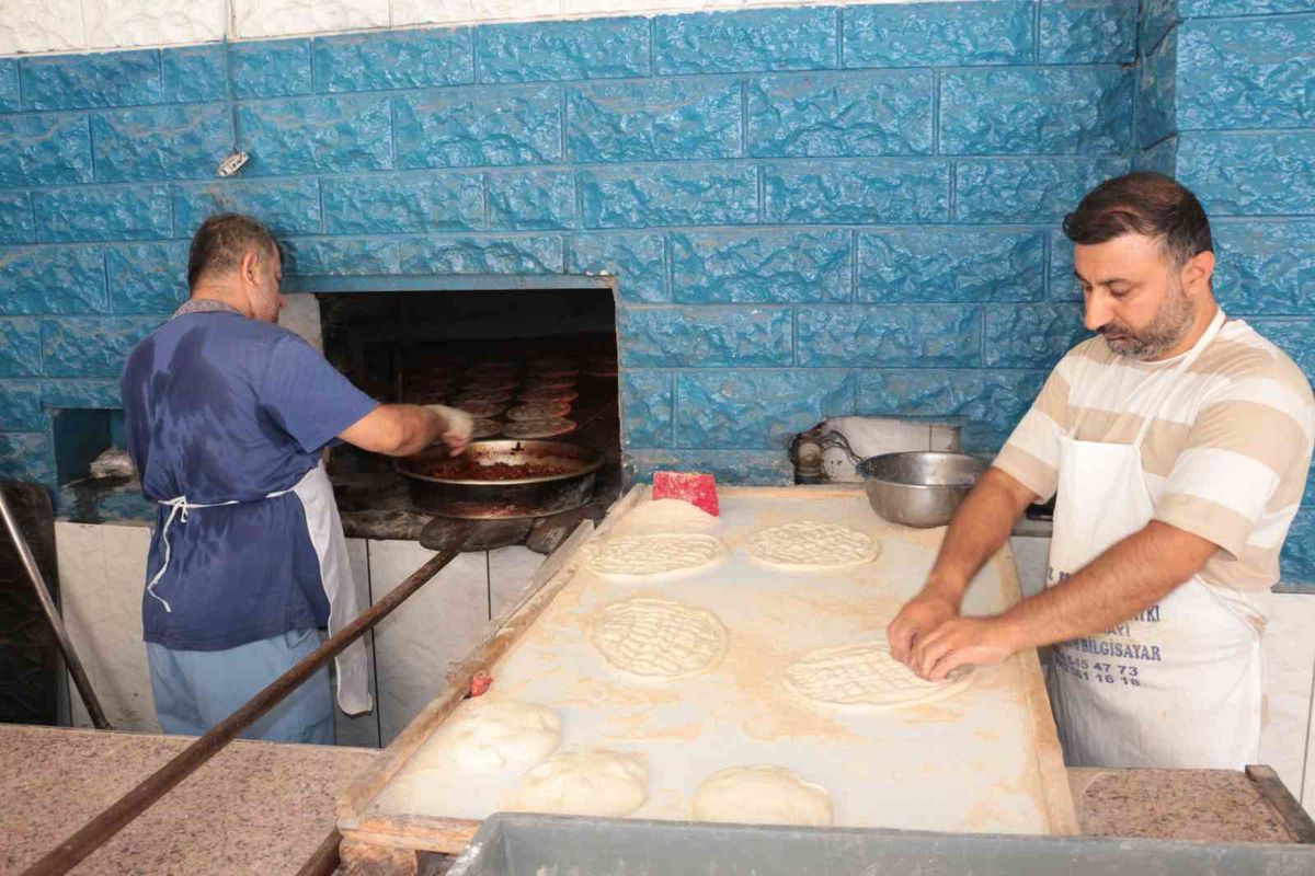 Cizre'de fırıncılar 80 derece sıcağa rağmen ekmek üretiyor