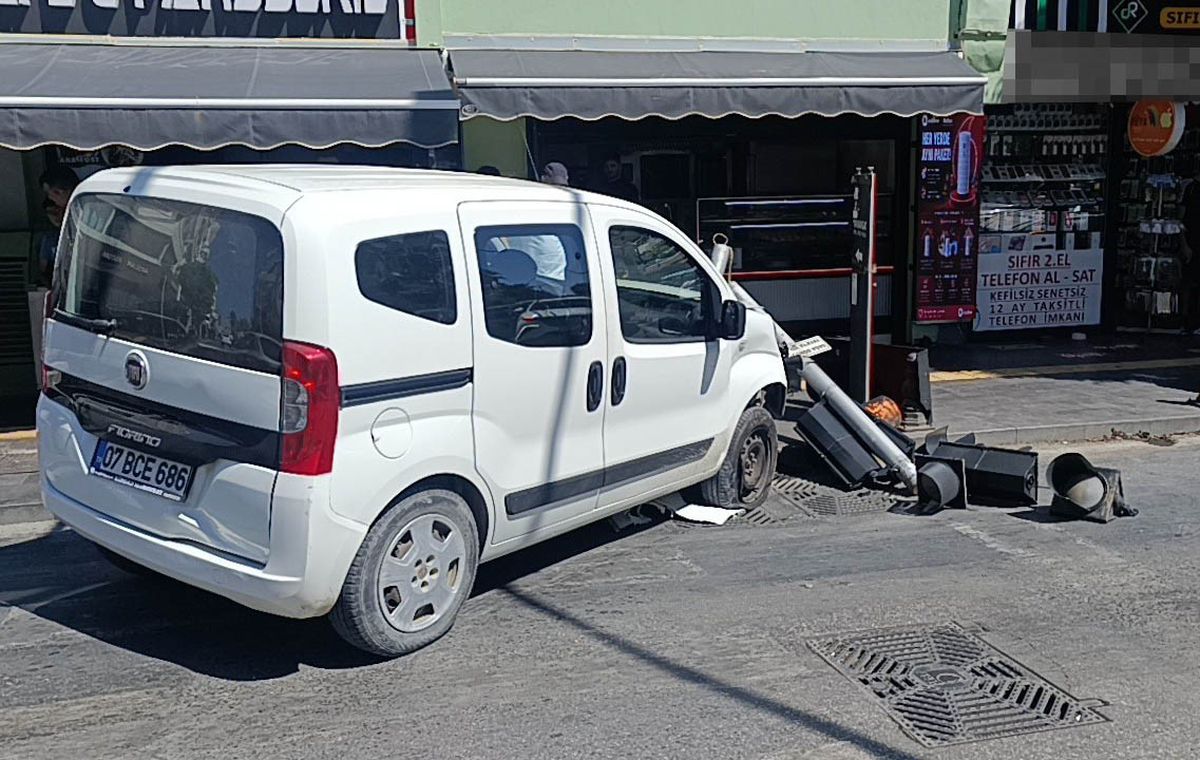Manavgat'ta Kırmızı Işık İhlali Kaza Yaptırdı