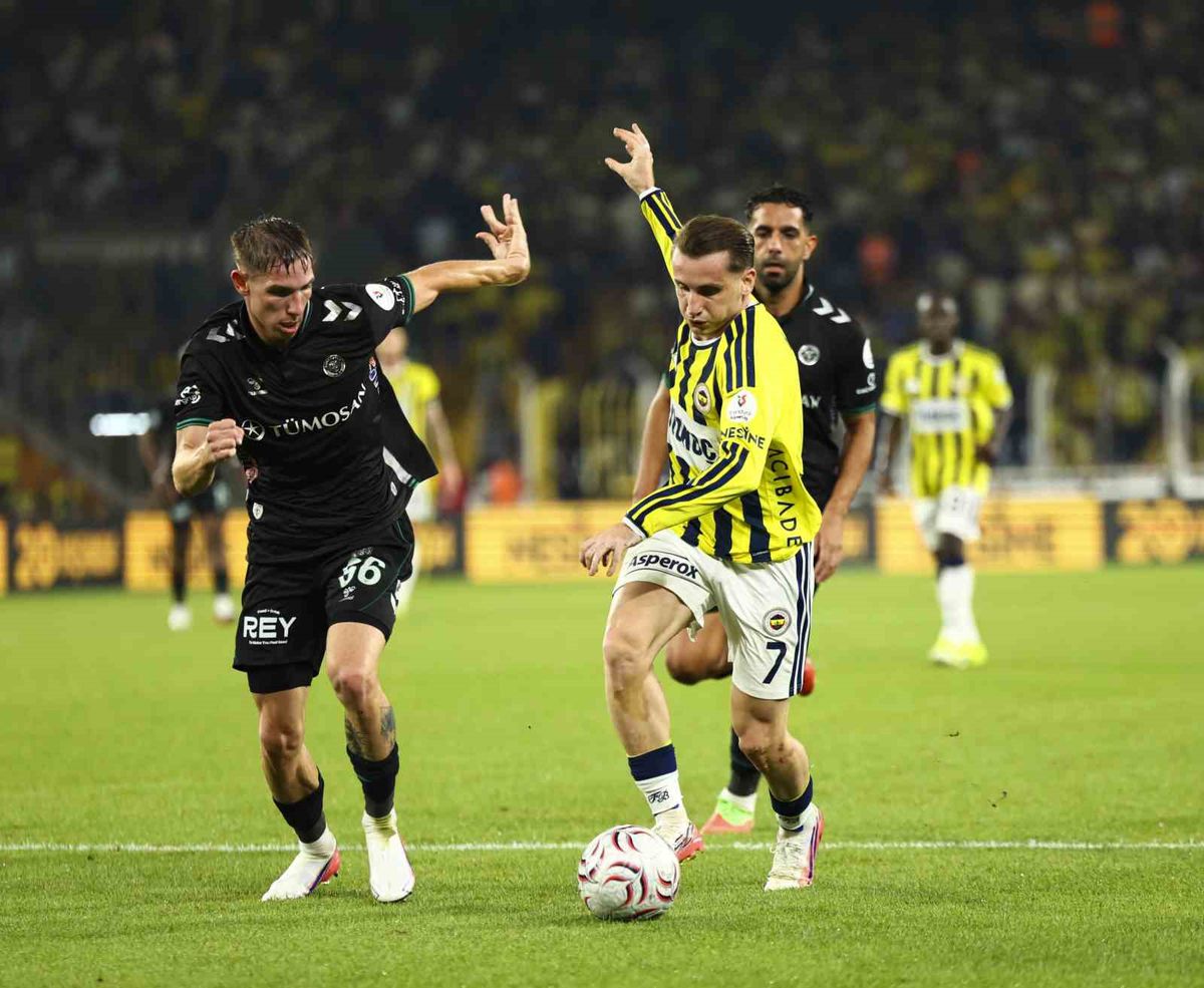 Fenerbahçe ilk yarıda Konyaspor'u 3-1 geçti