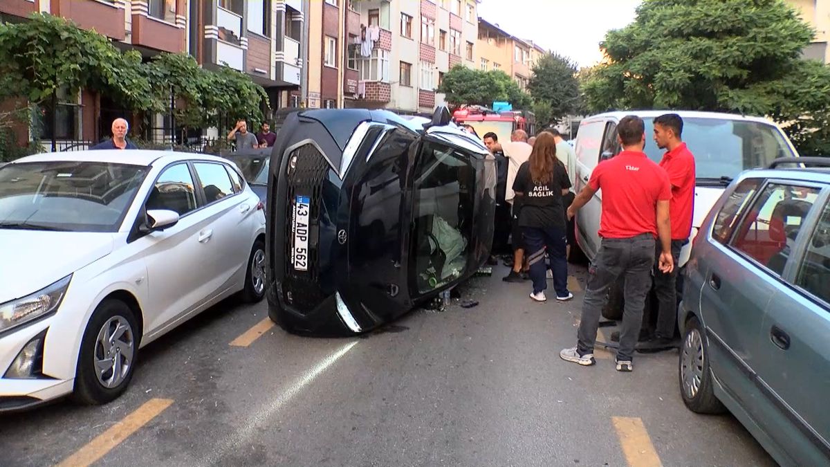 Ümraniye'de Kontrolden Çıkan Otomobil Park Halindeki 3 Araca Çarpıp Devrildi