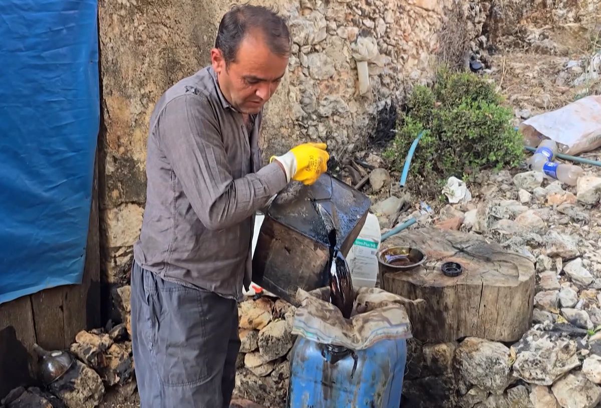 Kaş'ta Geleneksel Sedir Katranı Üretimi: Yılda 300 Litre, Kilosu 1000 TL