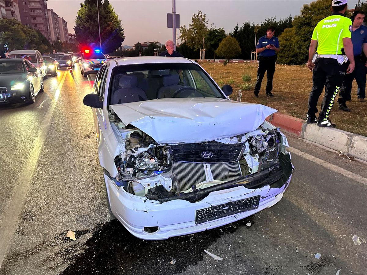Uşak'ta Trafik Işığında Arkadan Çarpma: 3 Yaralı