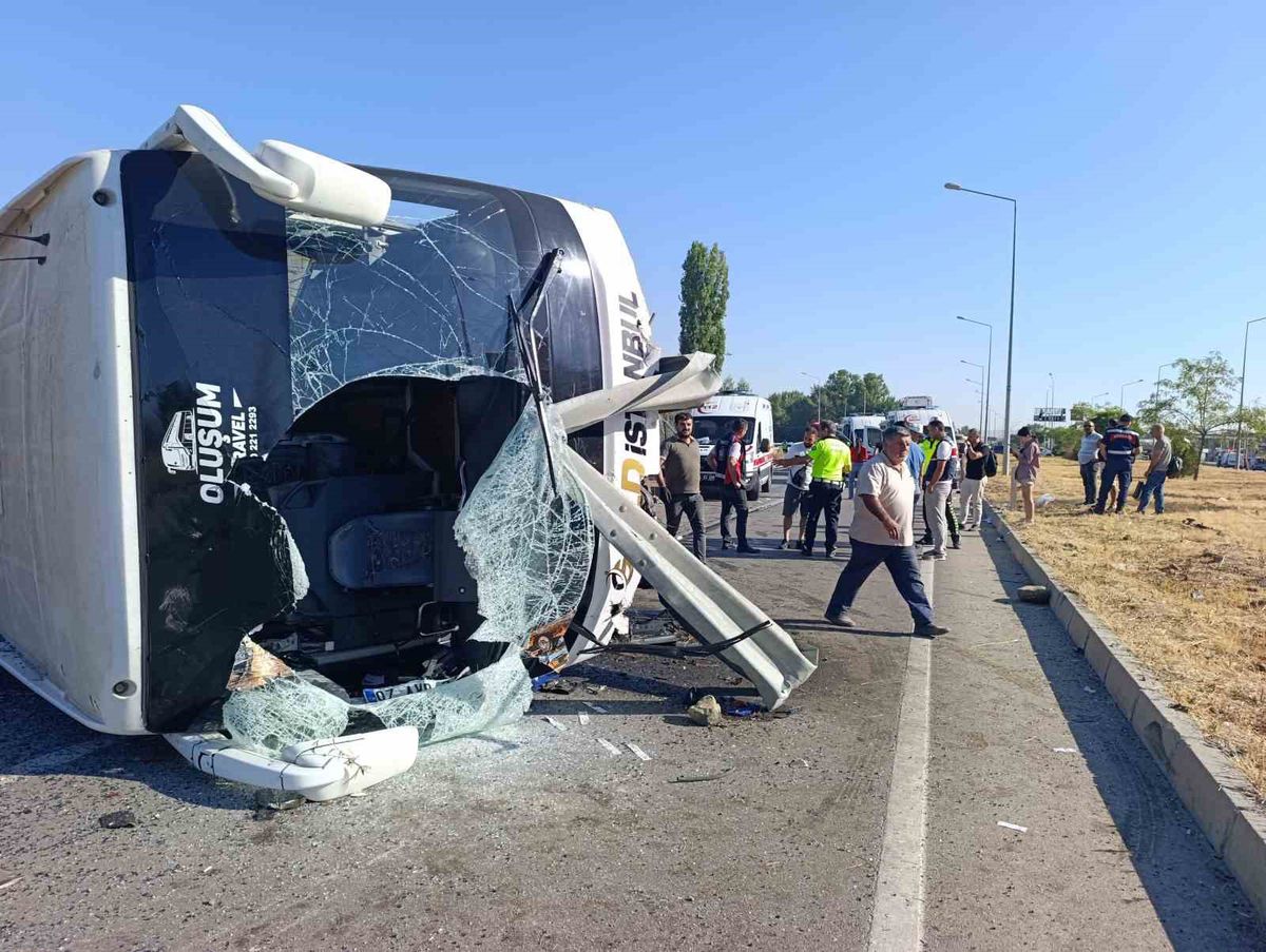 Afyonkarahisar'da Otobüs Devrildi: 22 Yaralı