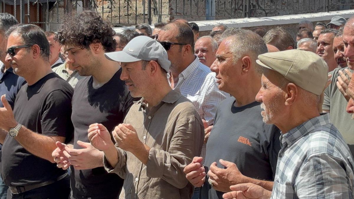 Dede ve Torun Bir Gün Arayla Vefat Etti