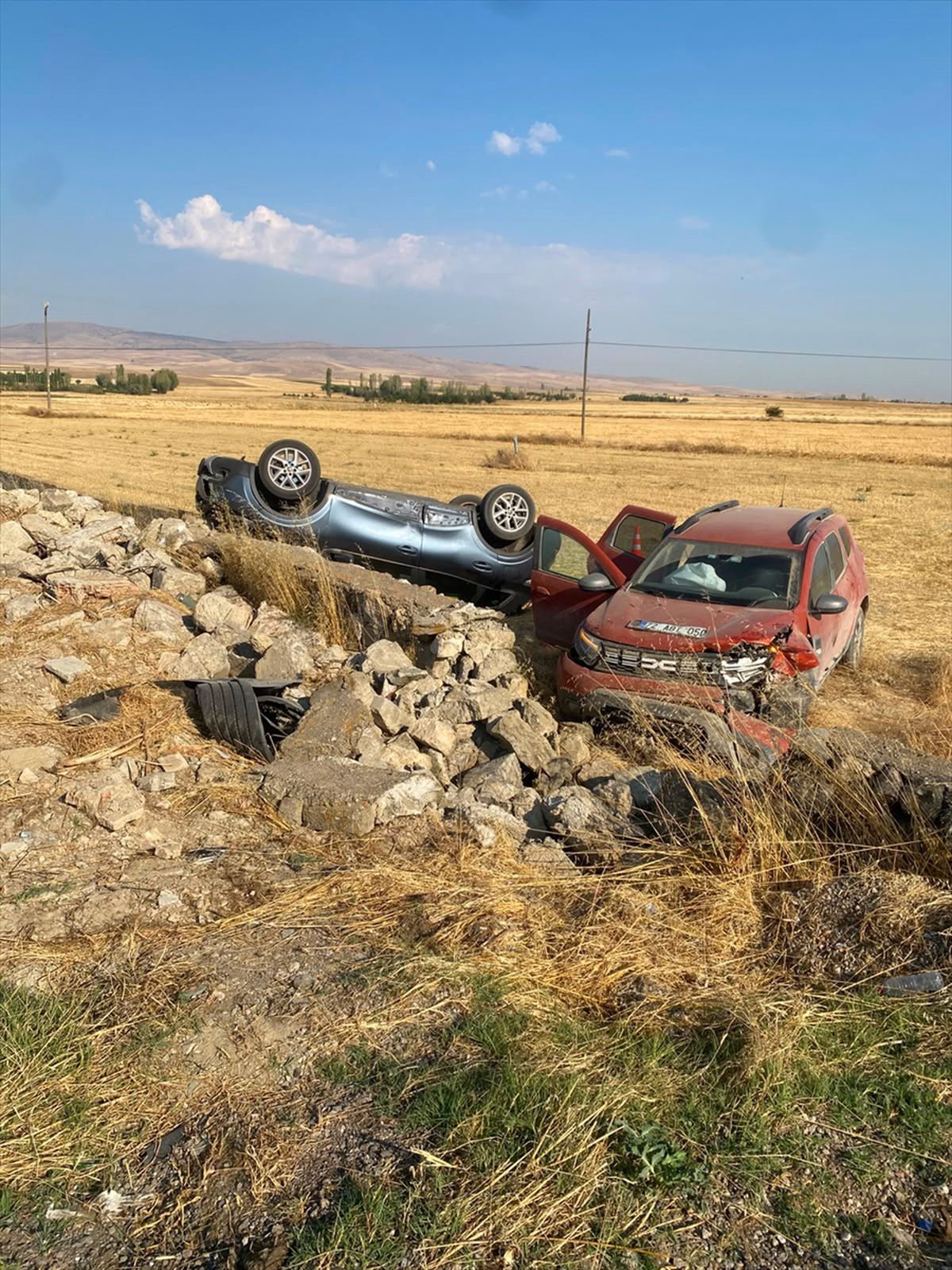 Çay'da iki otomobil çarpıştı: 1 ölü, 5 yaralı