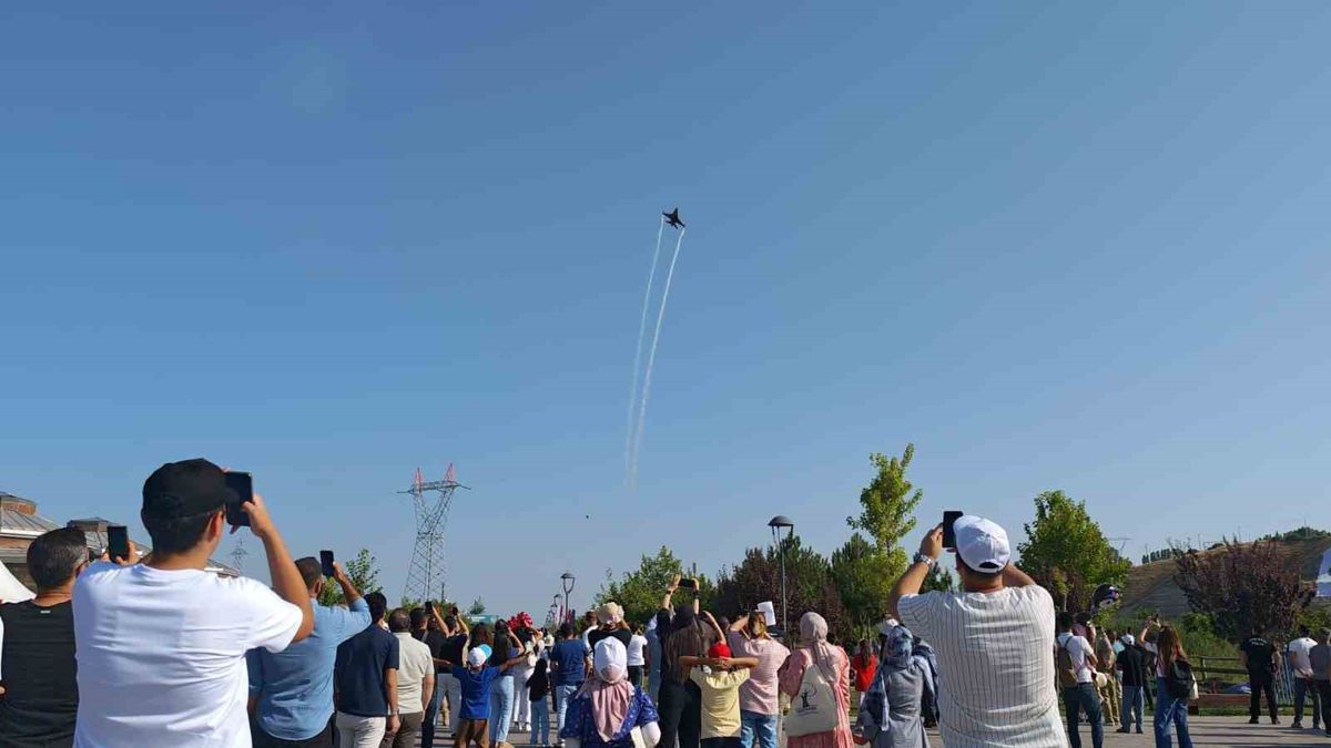 Ahlat’ta SOLOTÜRK gösteri uçusu nefes kesti