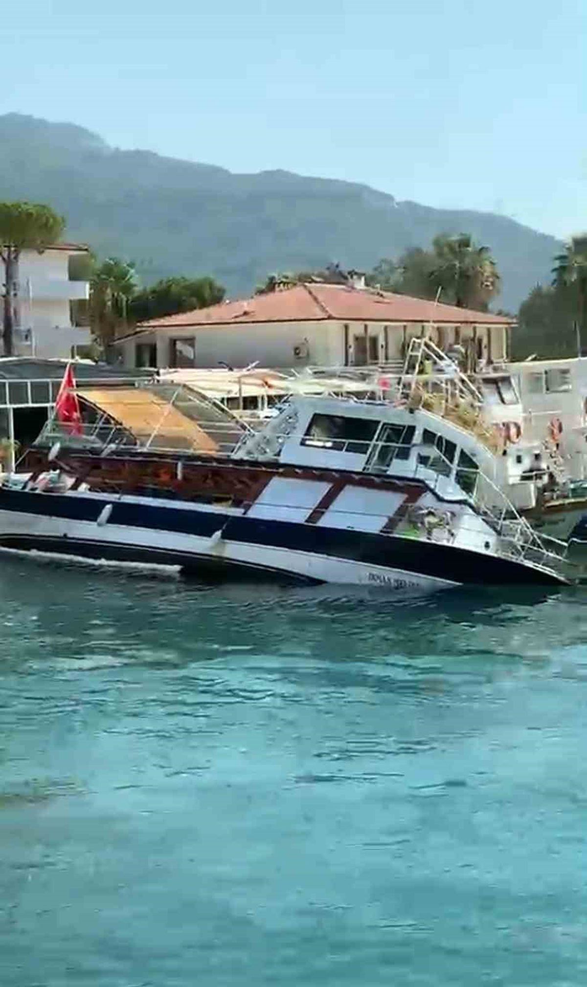 Akyaka'da Tur Teknesi Su Alarak Yan Yattı