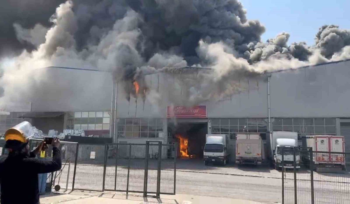 Yenimahalle'de Kargo Deposunda Yangın