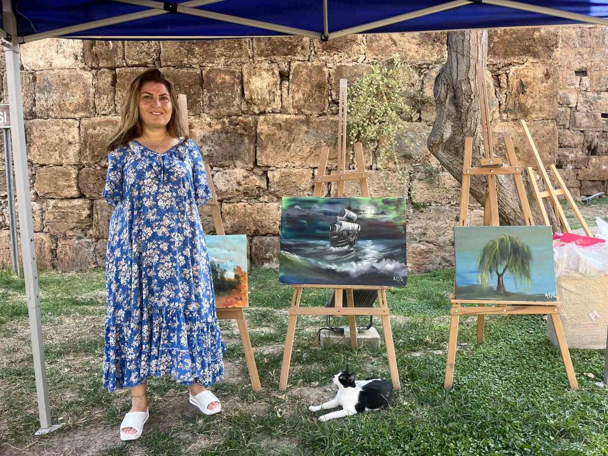 İki Kolunu Kaybeden Ressam Ayşe Işık, Ayaklarıyla Çizdiği Eserlerle Antalya'da Sergi Açtı